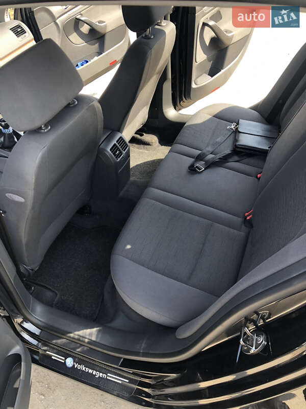 Хэтчбек Volkswagen Golf 2004 в Львове