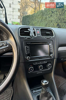 Хэтчбек Volkswagen Golf 2012 в 