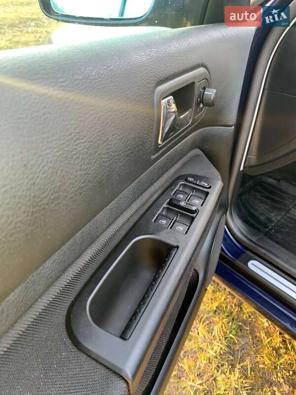 Хетчбек Volkswagen Golf 2000 в Кам'янському