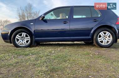Хетчбек Volkswagen Golf 2000 в 