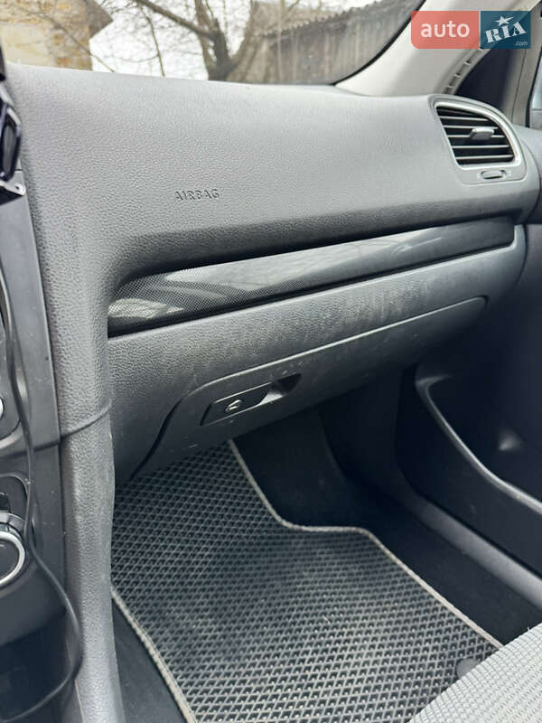 Универсал Volkswagen Golf 2009 в Вараше