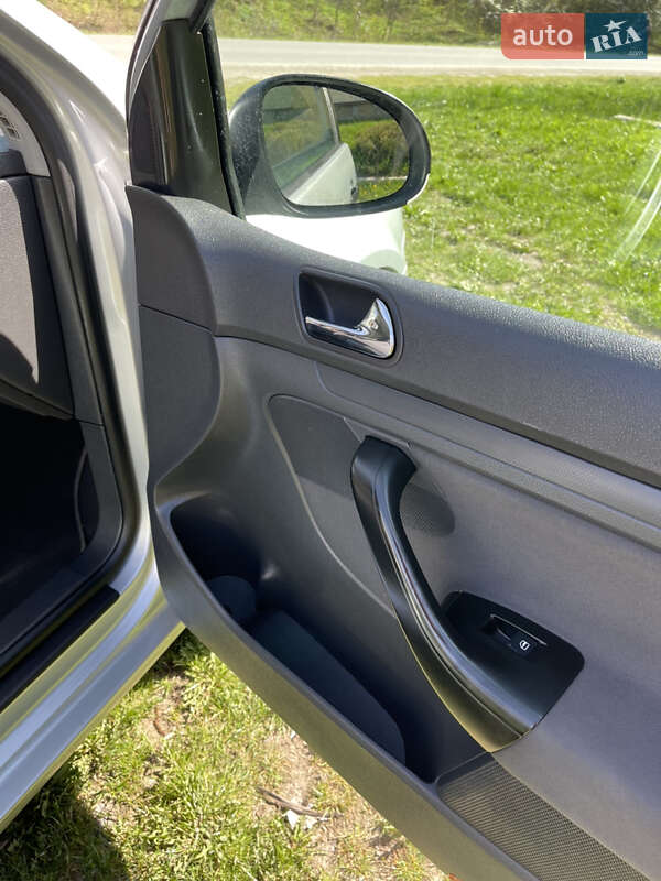 Хэтчбек Volkswagen Golf 2004 в Виннице