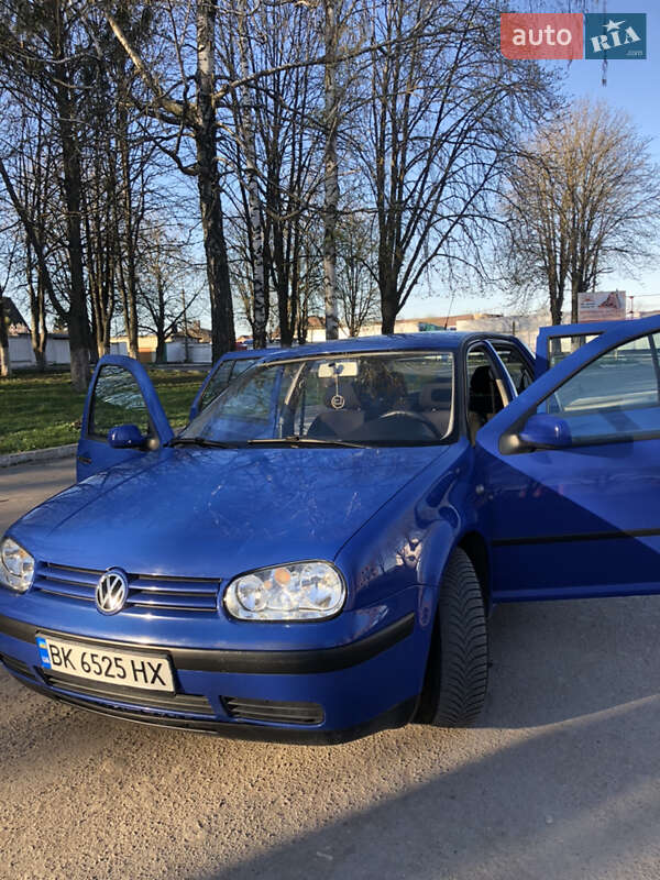 Хэтчбек Volkswagen Golf 2001 в Ровно