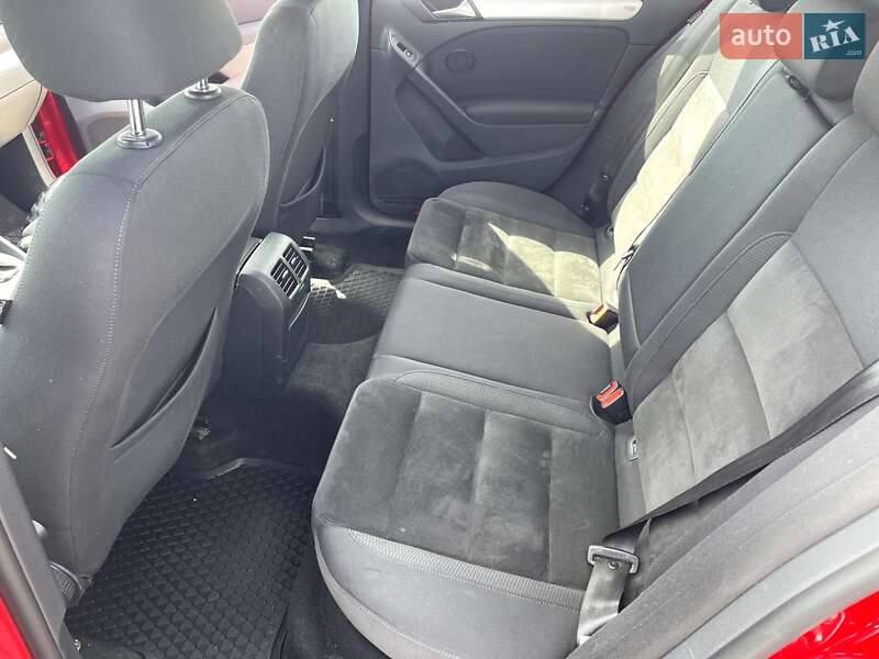 Хэтчбек Volkswagen Golf 2012 в Волочиске