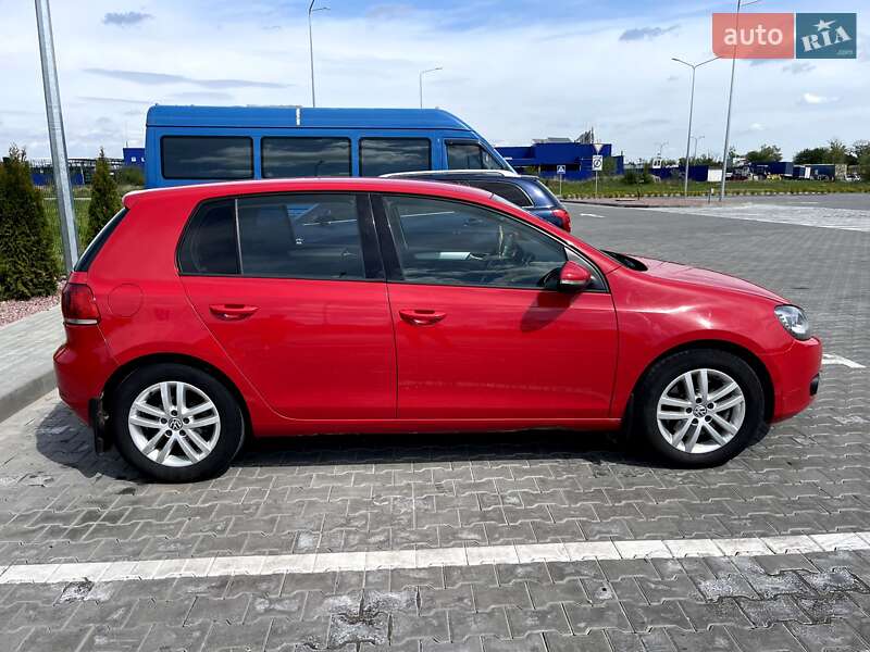 Хэтчбек Volkswagen Golf 2012 в Волочиске