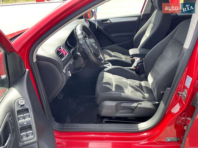 Хэтчбек Volkswagen Golf 2012 в Волочиске