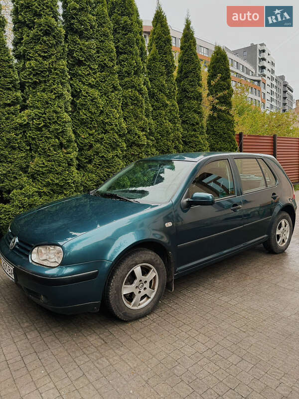 Хэтчбек Volkswagen Golf 2002 в Львове