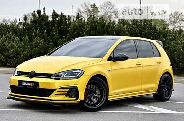 Хэтчбек Volkswagen Golf 2018 в Киеве