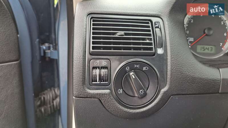 Хэтчбек Volkswagen Golf 2003 в Виноградове