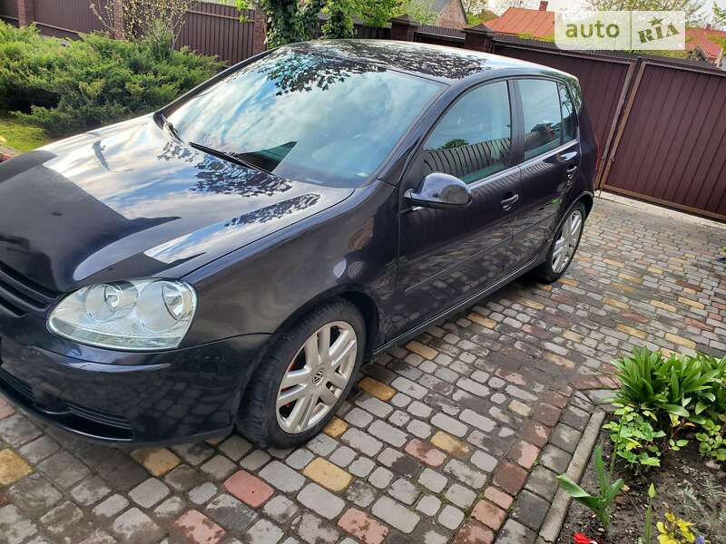 Хэтчбек Volkswagen Golf 2005 в 