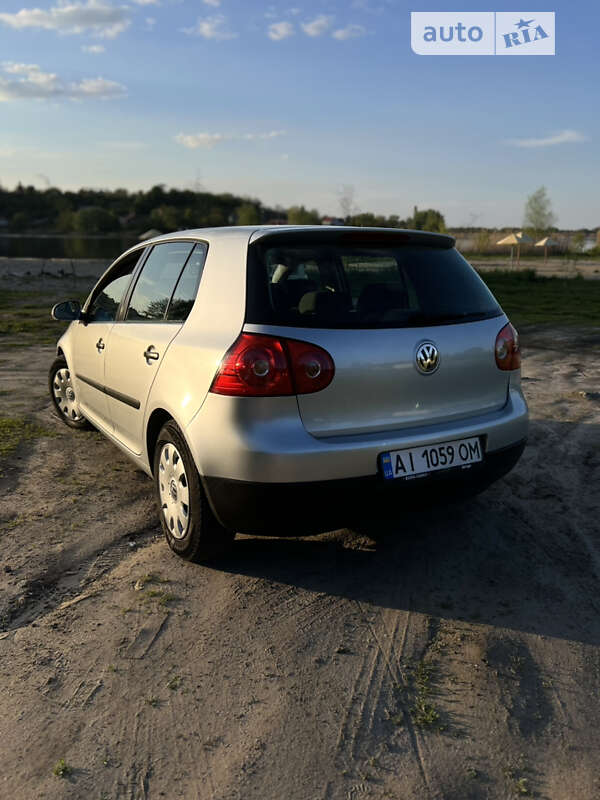 Хетчбек Volkswagen Golf 2004 в 