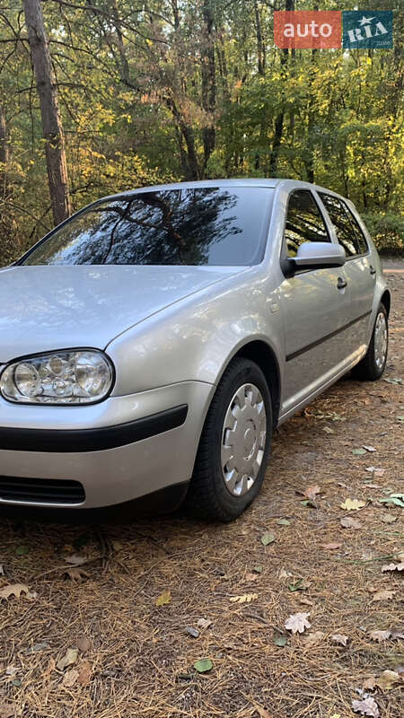 Хетчбек Volkswagen Golf 2003 в Зміїві