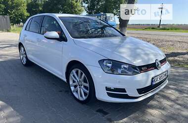 Хэтчбек Volkswagen Golf 2016 в Киеве