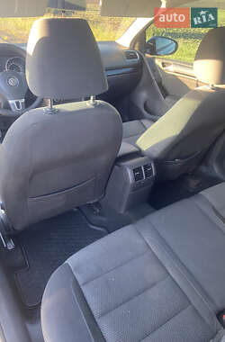 Хэтчбек Volkswagen Golf 2012 в 