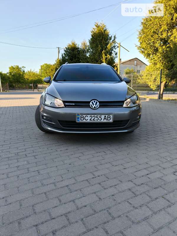 Универсал Volkswagen Golf 2016 в Жовкве