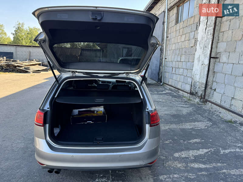 Универсал Volkswagen Golf 2015 в Жовкве