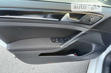 Хэтчбек Volkswagen Golf 2015 в 