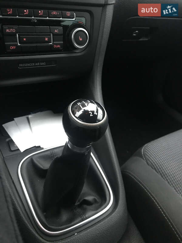 Хэтчбек Volkswagen Golf 2011 в Буштыне