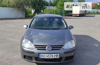 Хэтчбек Volkswagen Golf 2004 в Ужгороде