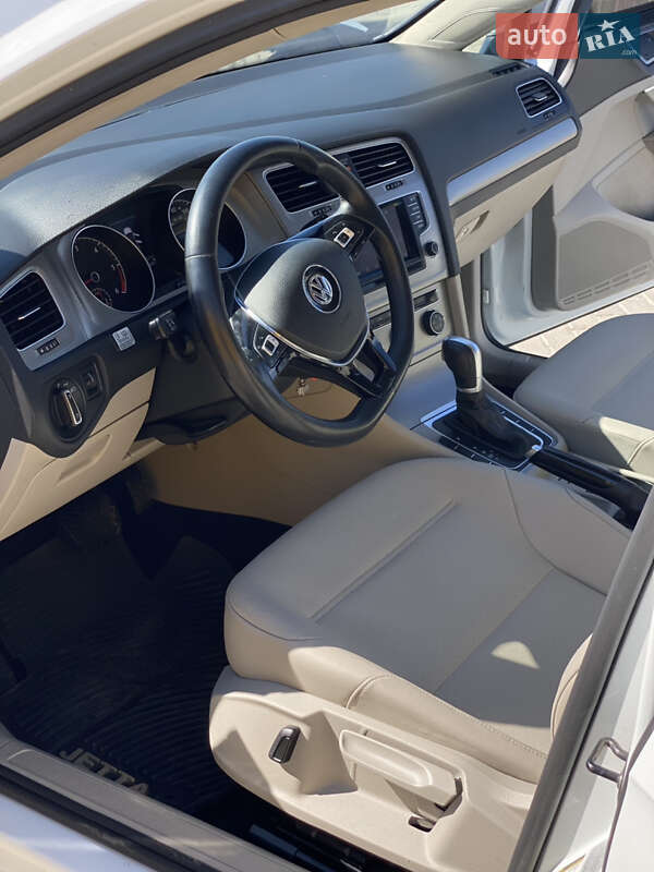 Хэтчбек Volkswagen Golf 2014 в Ровно