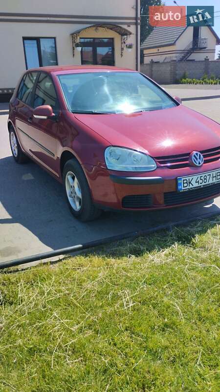 Хэтчбек Volkswagen Golf 2005 в Заречном