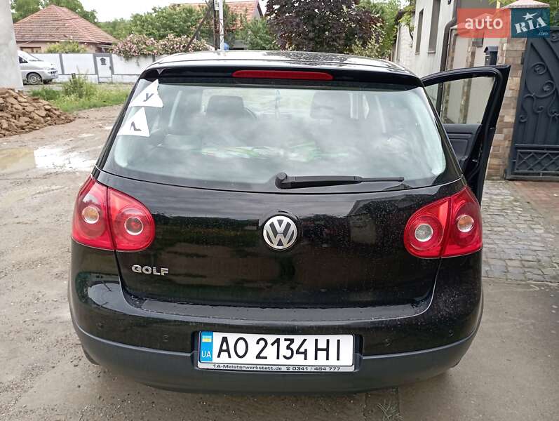 Хэтчбек Volkswagen Golf 2004 в Берегово