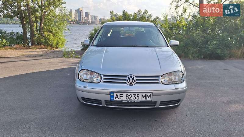 Хетчбек Volkswagen Golf 2002 в Дніпрі