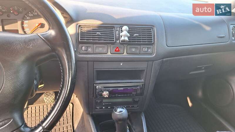 Хетчбек Volkswagen Golf 2002 в Дніпрі