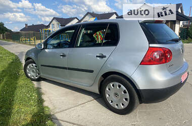 Хетчбек Volkswagen Golf 2005 в Сумах