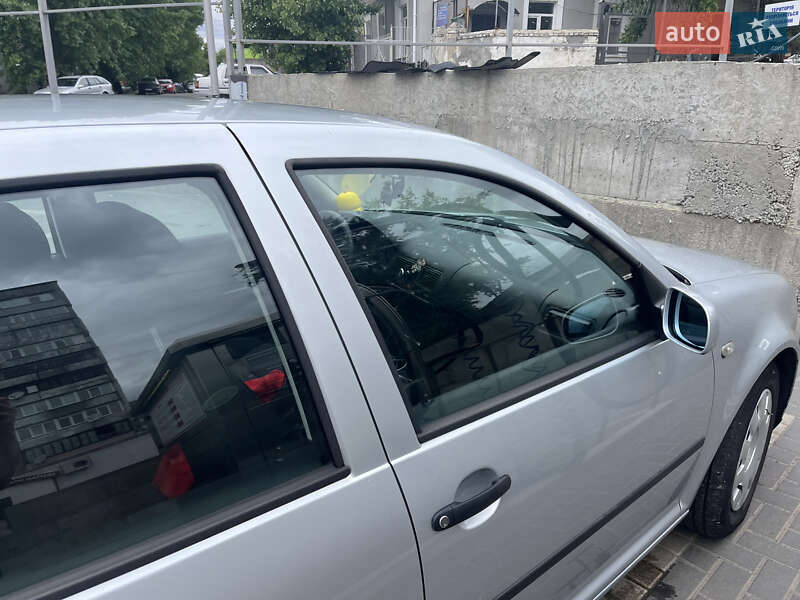 Хетчбек Volkswagen Golf 2001 в Кропивницькому