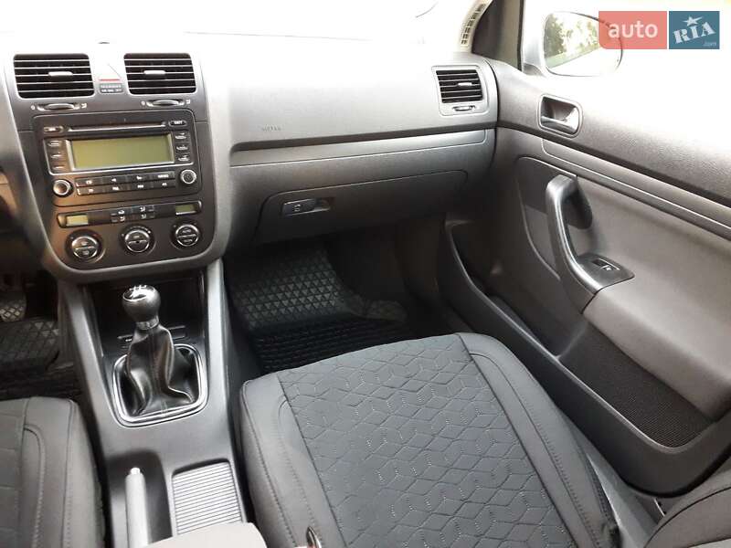 Хэтчбек Volkswagen Golf 2005 в Черкассах