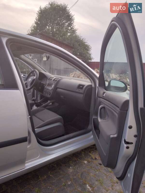 Хэтчбек Volkswagen Golf 2006 в Остроге