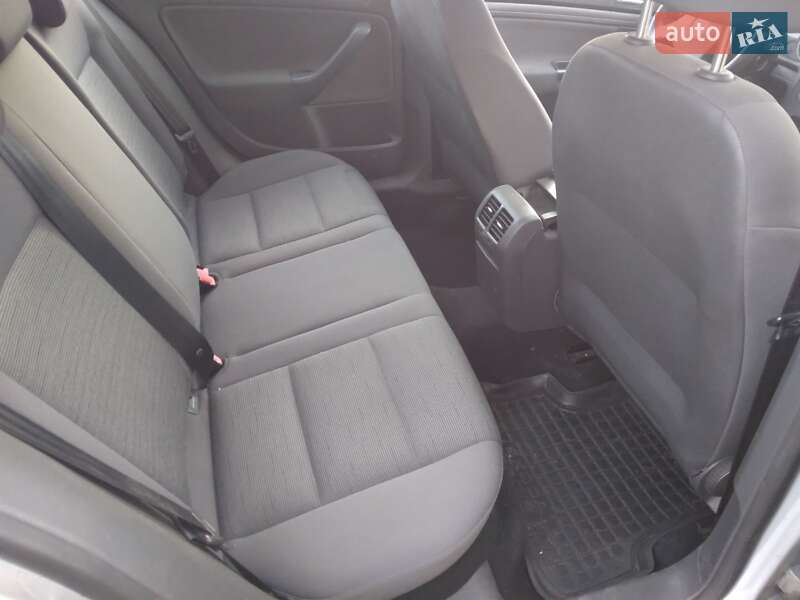 Хэтчбек Volkswagen Golf 2006 в Остроге