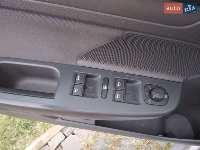 Хэтчбек Volkswagen Golf 2006 в Остроге