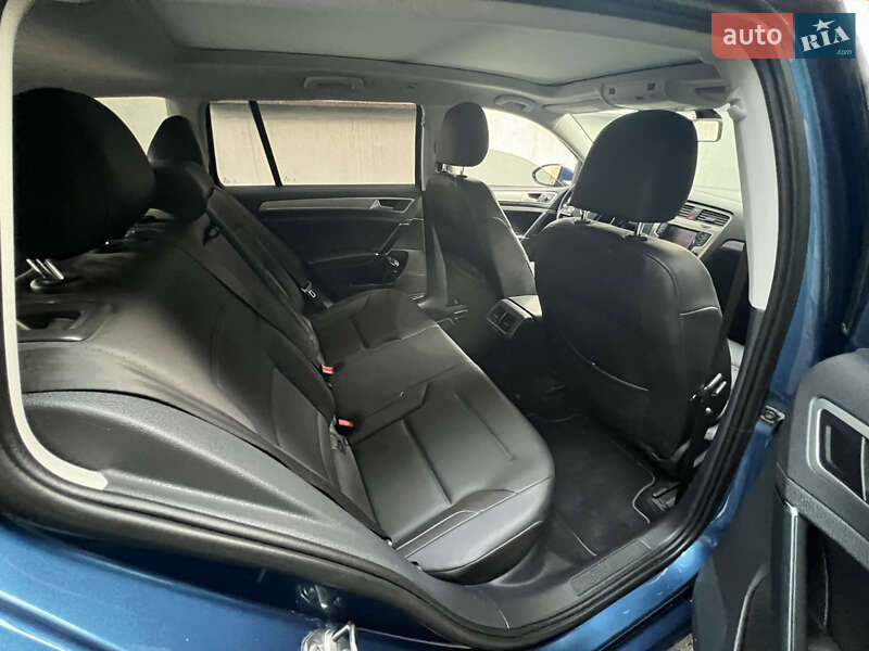 Універсал Volkswagen Golf 2015 в Рівному