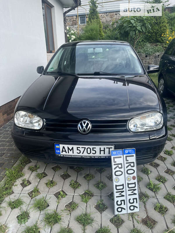 Хетчбек Volkswagen Golf 2001 в Звягелі