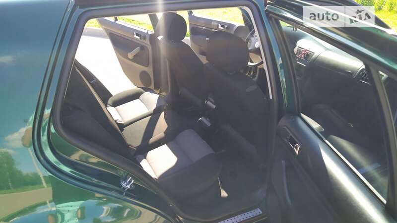 Хетчбек Volkswagen Golf 2002 в Ланівці