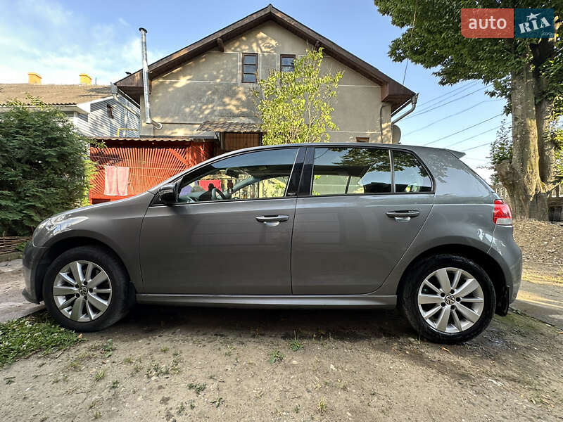 Хетчбек Volkswagen Golf 2011 в Сторожинці