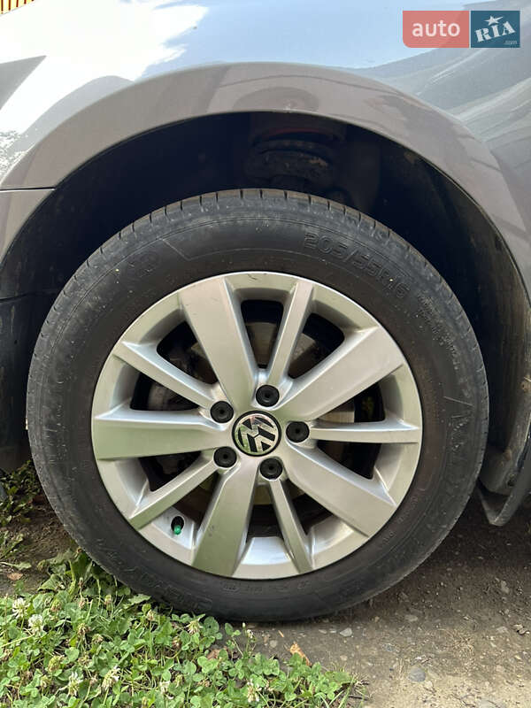 Хетчбек Volkswagen Golf 2011 в Сторожинці