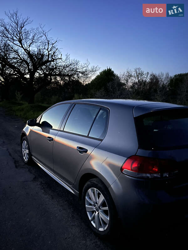 Хетчбек Volkswagen Golf 2011 в Сторожинці
