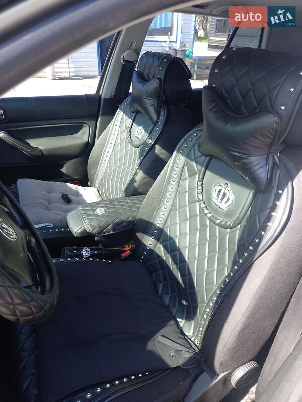 Хетчбек Volkswagen Golf 2003 в Бориславі