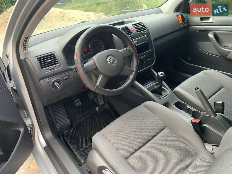 Хетчбек Volkswagen Golf 2004 в Києві