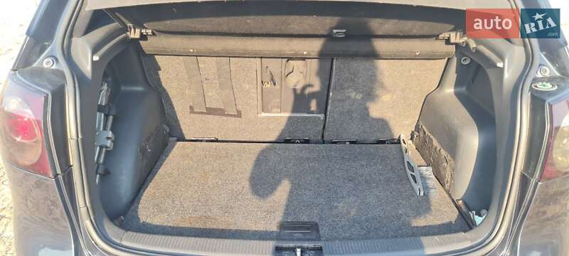 Хэтчбек Volkswagen Golf 2005 в Краснограде