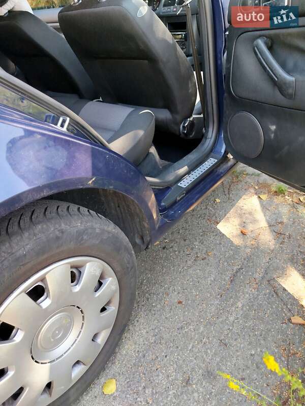 Хэтчбек Volkswagen Golf 2002 в Буче