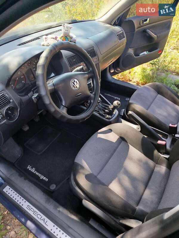 Хэтчбек Volkswagen Golf 2002 в Буче