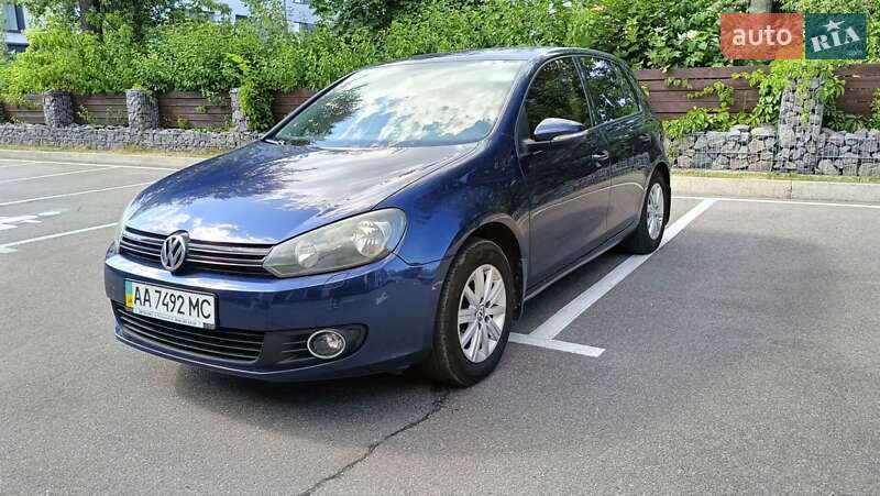 Хэтчбек Volkswagen Golf 2012 в 