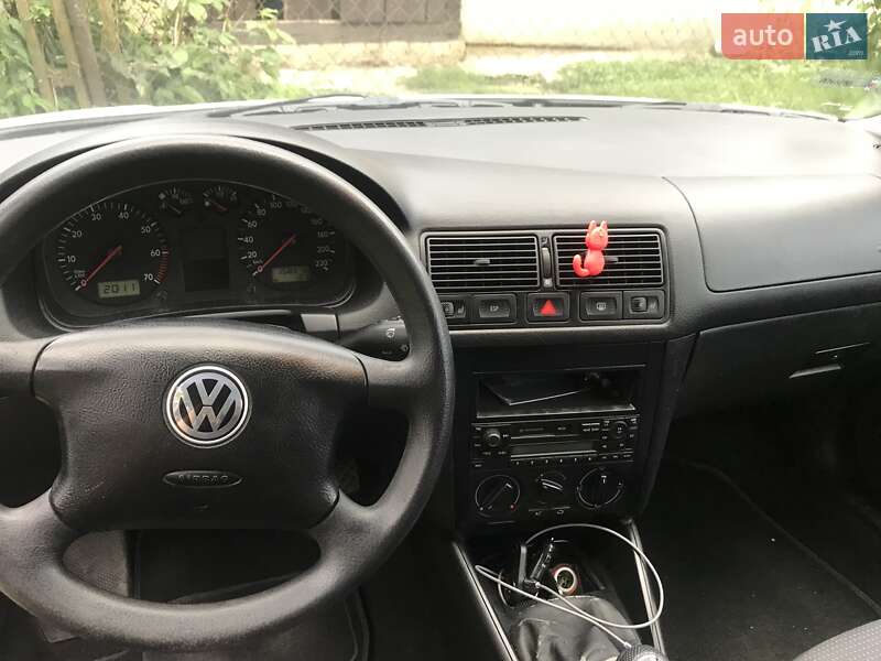 Хетчбек Volkswagen Golf 2001 в Самборі