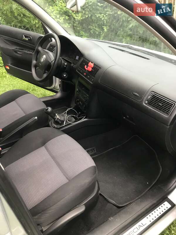 Хетчбек Volkswagen Golf 2001 в Самборі