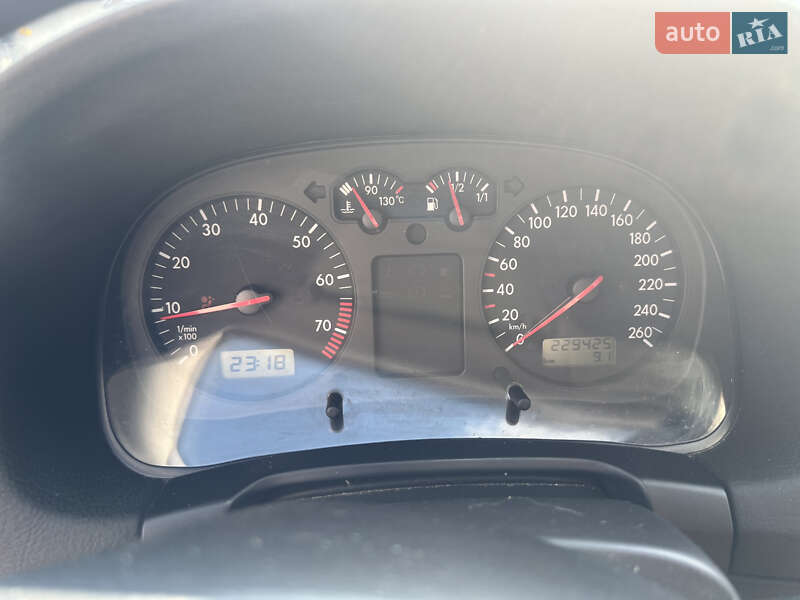 Хетчбек Volkswagen Golf 1998 в 