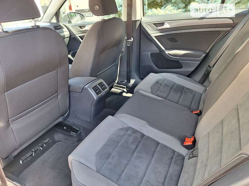 Хетчбек Volkswagen Golf 2019 в Сваляві